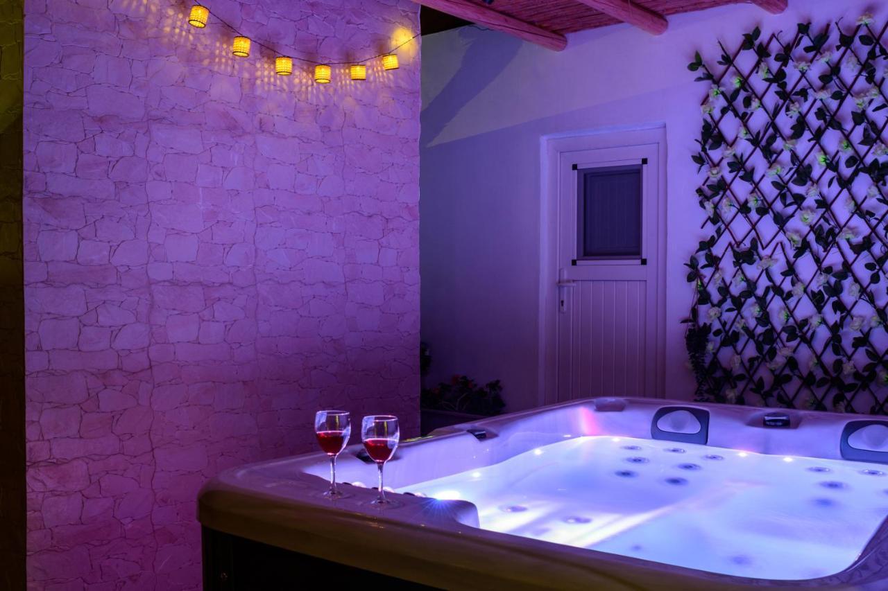 Heart Of Oia - Private House With Jacuzzi Apartment Exterior photo